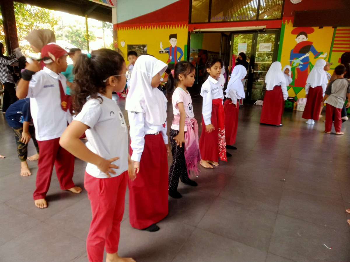 LATIHAN MENARI SD 09