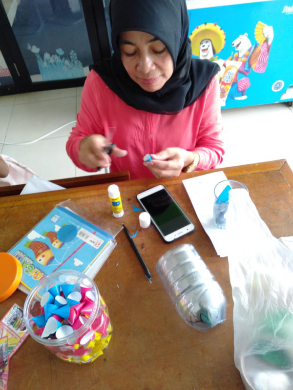 Membuat hiasan dari kertas origami 