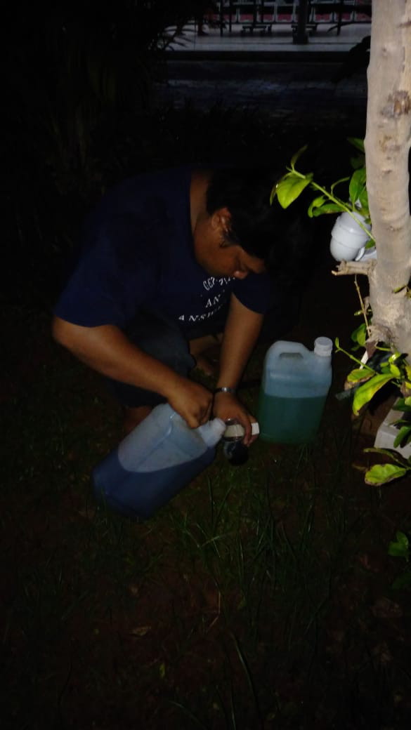 Menambahkan nutrisi tanaman hidroponik 