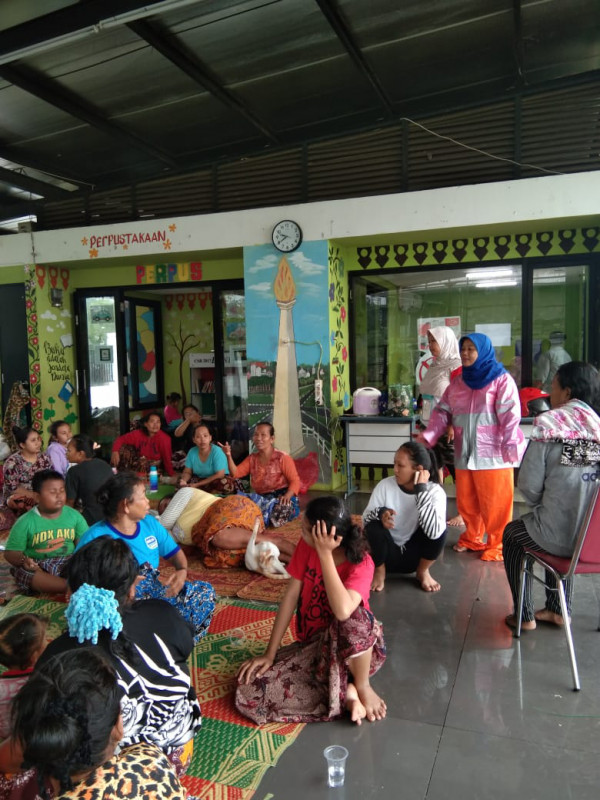 Kunjungan Ibu Tri Hastuti selaku Kasie Ekbang Kelurahan Cakung Barat