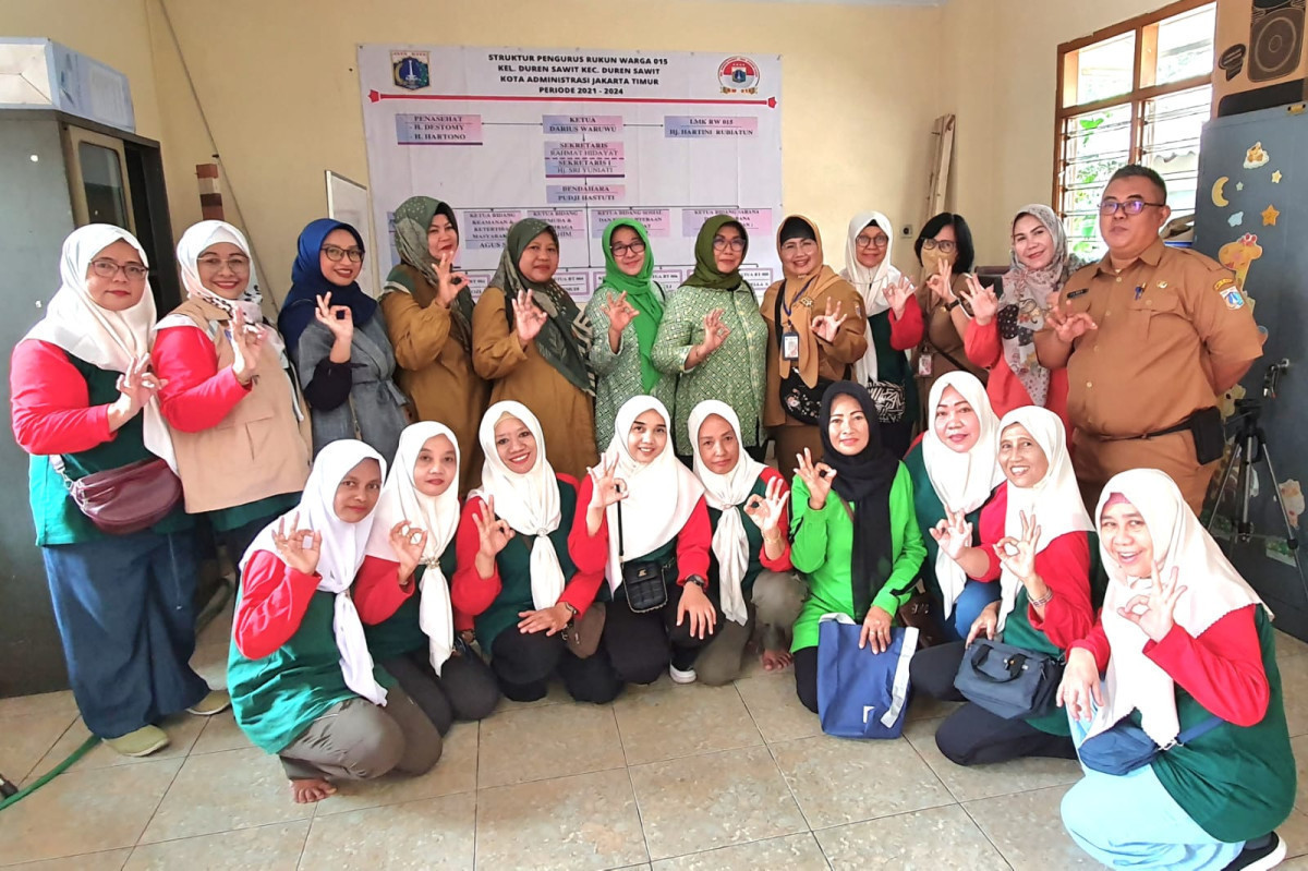 Pos gizi kelurahan Duren Sawit hari ke satu