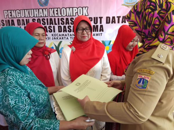 Memberikan SK Dasawisma oleh Bu Lurah ponkel