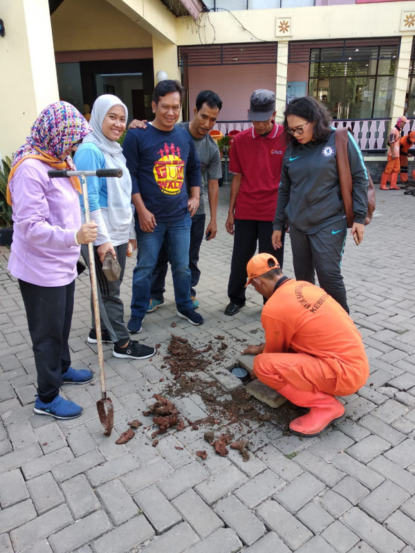 Membuat lubang bio pori