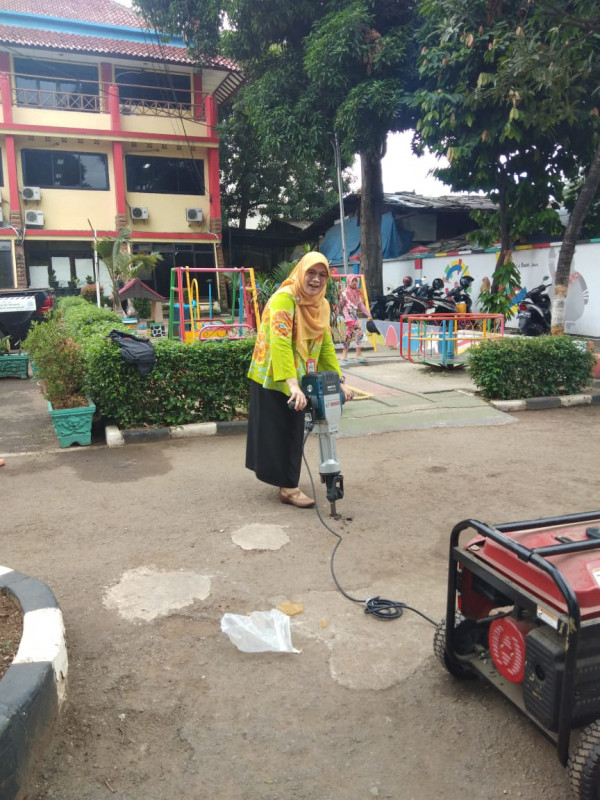 Permulaann kerja buat lubang biopori oleh Bu Lurah