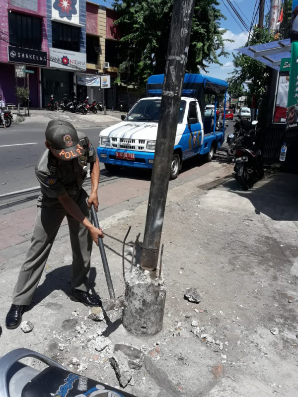 Penertipan pemotongan Tiang Papan Reklame