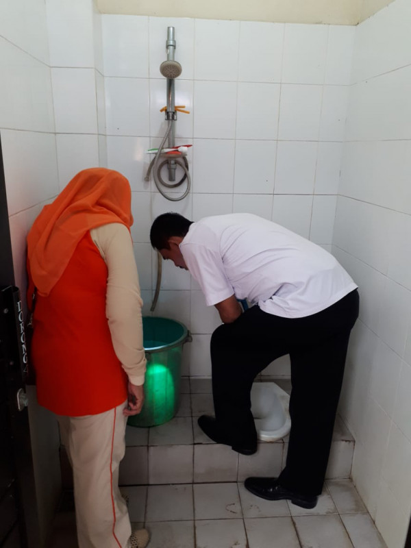 Periksa ember di Kamar Mandi