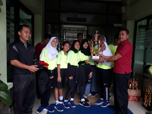 Memberikan  Piala bola Foly