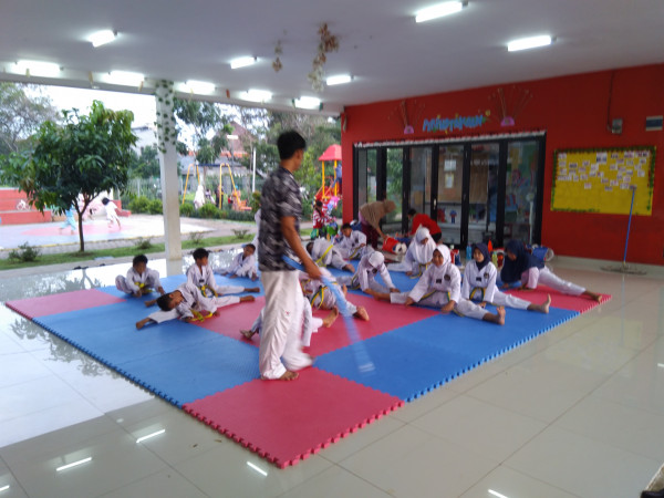 Kegiatan taekwondo cara menendang yang baik