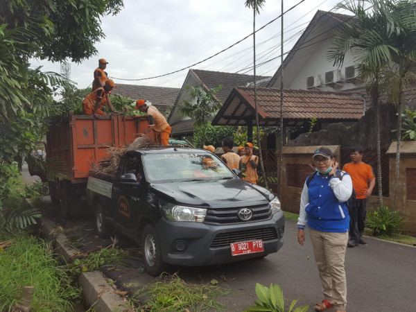 Mengangkut sampah dengan Truk