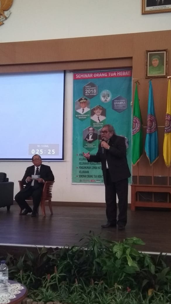 Pembicara Aris Merdeka Sirait dalam acara Seminar Orang Tua Hebat