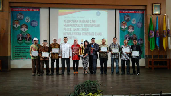 Para Pemenang lomba menerima Piala dan Piagam penghargaan