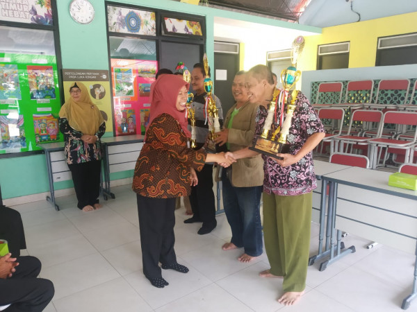 Pemberian Piala kepada para Pemenang Lomba Catur