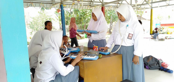 Murid SMK Budi Mulya Utama latihan pianika Pada Hari Senin, 1 Oktober 2018