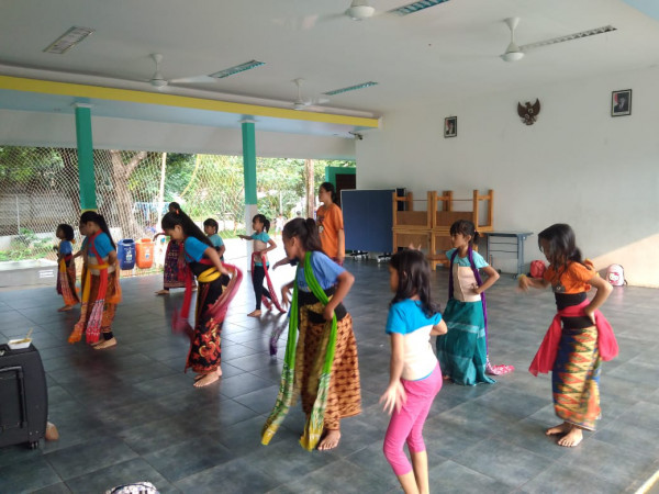 Latihan menari anak - anak dan remaja