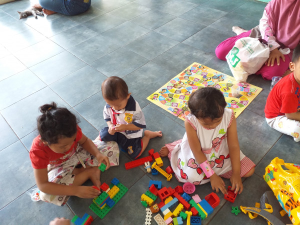 Anak - anak bermain Lego