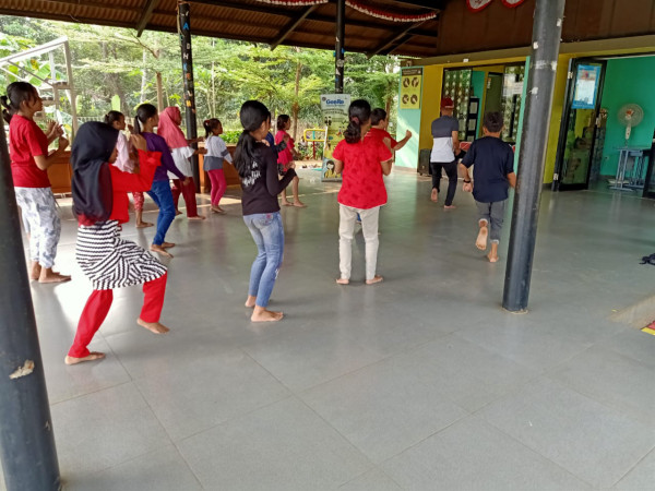 Latihan tari papua