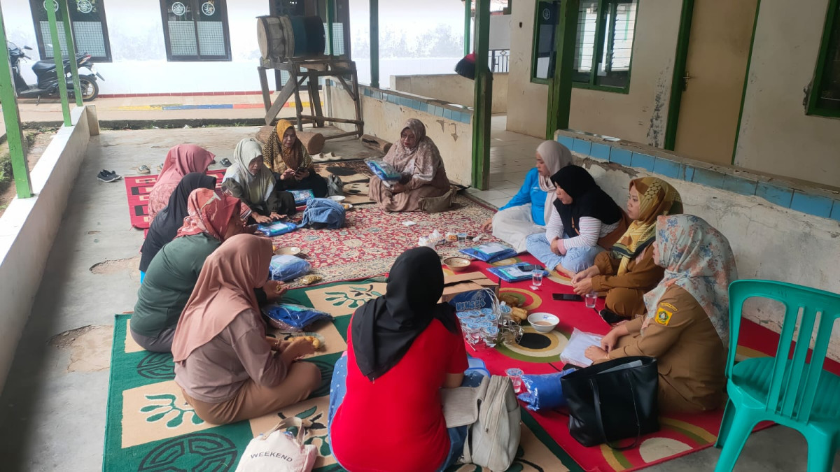 Melakukan pertemuan poktan kp kb