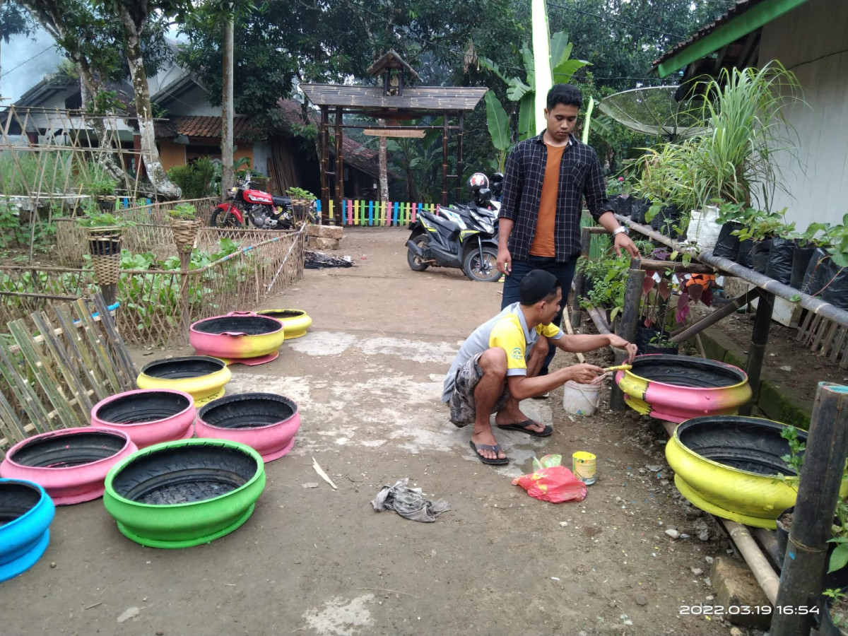 Pemanfaatan limbah ban untuk pembuatan pot bunga