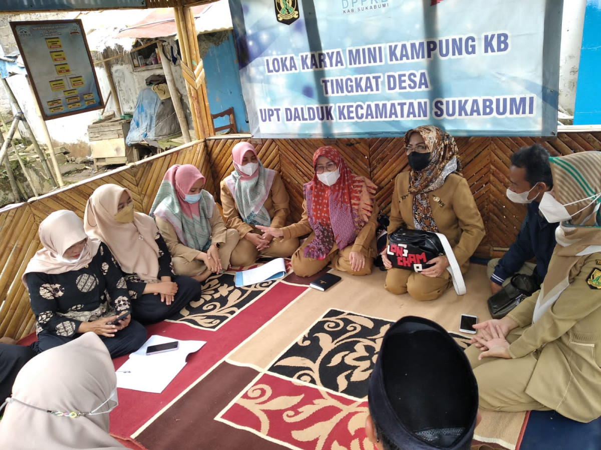 Pertemuan Rutin dengan Komponen Masyarakat Kampung KB di Balai Sawala Kampung KB RW 03 Desa Sukajaya dihadiri oleh Ibu Ka. Uptd Dalduk Wilayah Sukabum