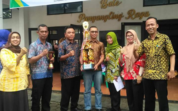 penerimaan trophy dan piagam penghargaan sbagai  juara 1  kampung kb katagori mandiri kabupaten cianjur thn 2019
