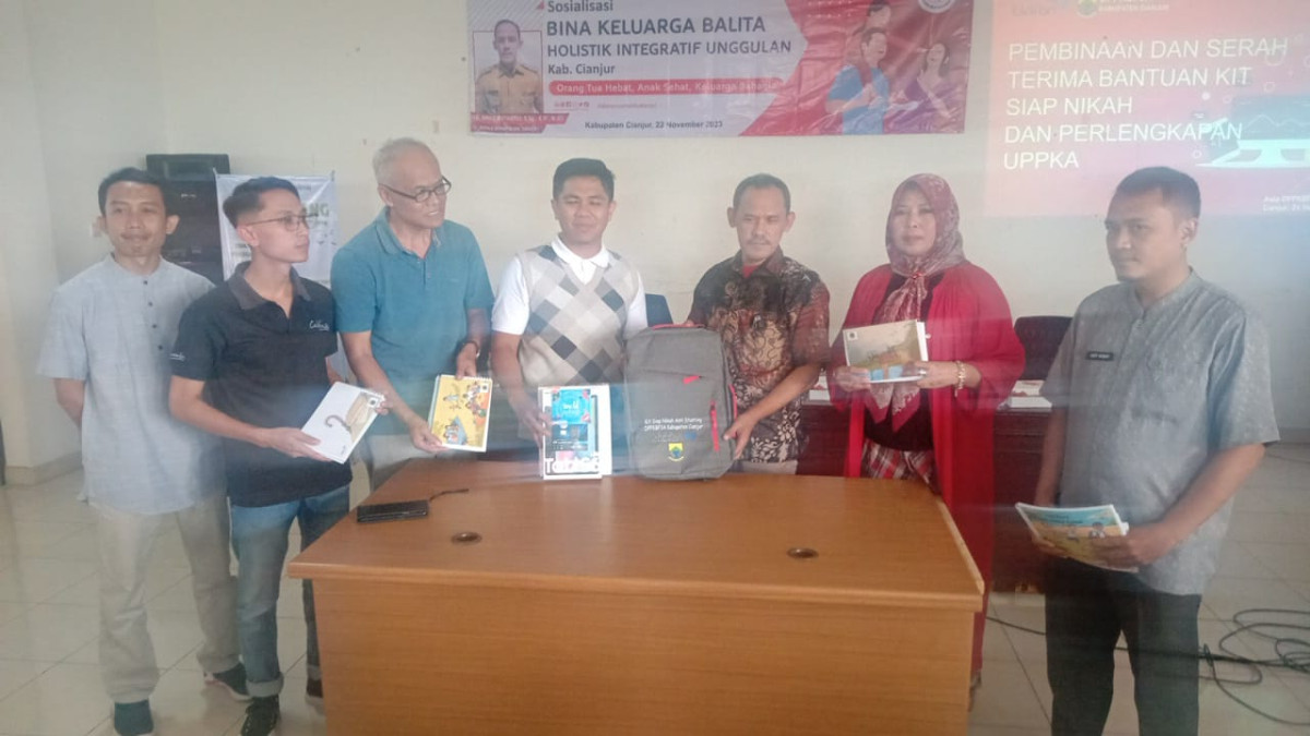 Kepala Dinas DPPKBP3A Kabupaten Cianjur Memberikan Perangkat KIT PIK-R.