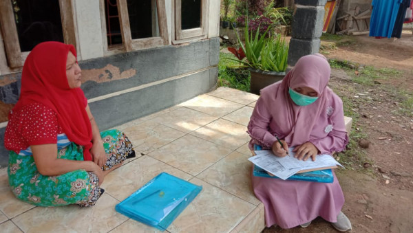 Pendataan Keluarga dor to dor oleh kader pendata