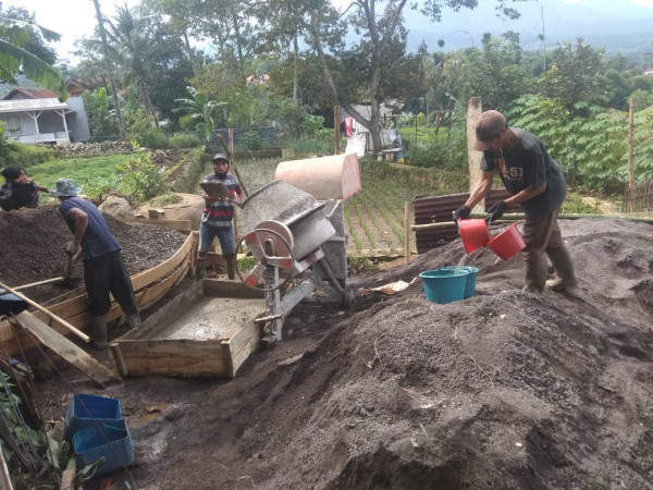 Gotong Royong Pembangunan Masjid Ar Rohman RT 01 RW 04 Cipeuteuy