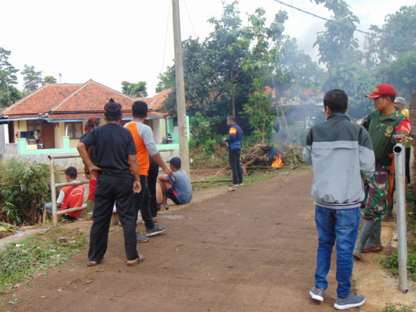 Kerja bhakti di wilayah kampung kb sabilulungan