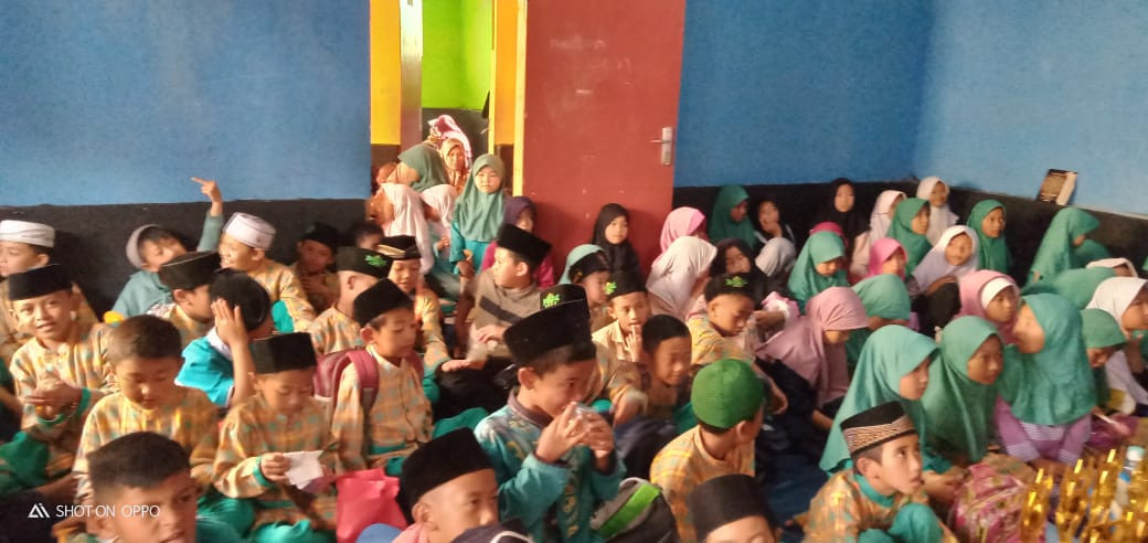 acara pembagian rapot anak diniyah yang berada di lingkungan Kampung KB tulip