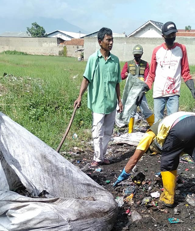 Kegiatan Penanganan sampah di desa cigentur