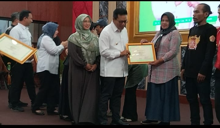 Pemberian penghargaan KUBE desa Cigentur