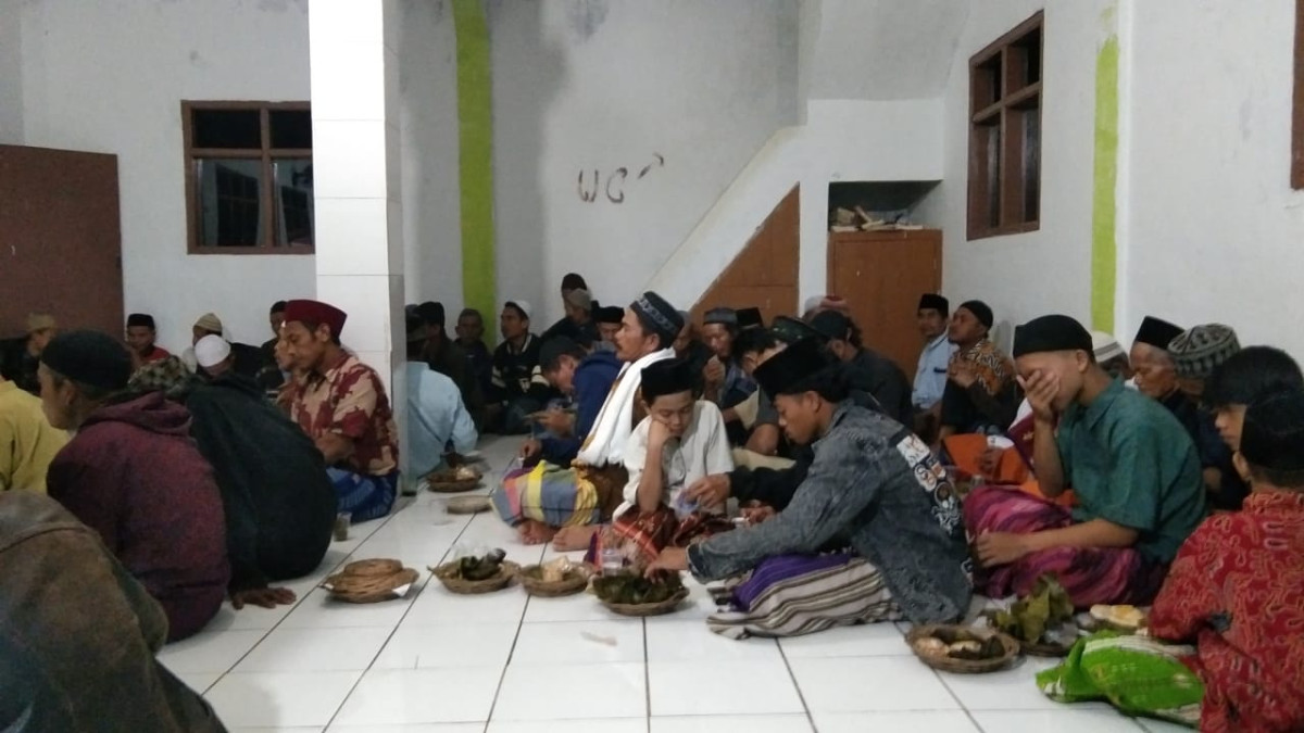 acara santunan yatim piatu di madrasah DKM nangewer