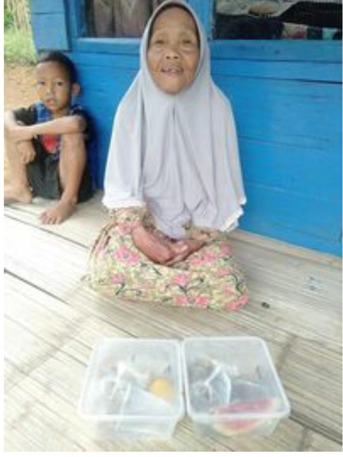 pemberian makanan untuk Lansia ibu BIBIN warga RT 09 RW 05 dusun Kiaralawang