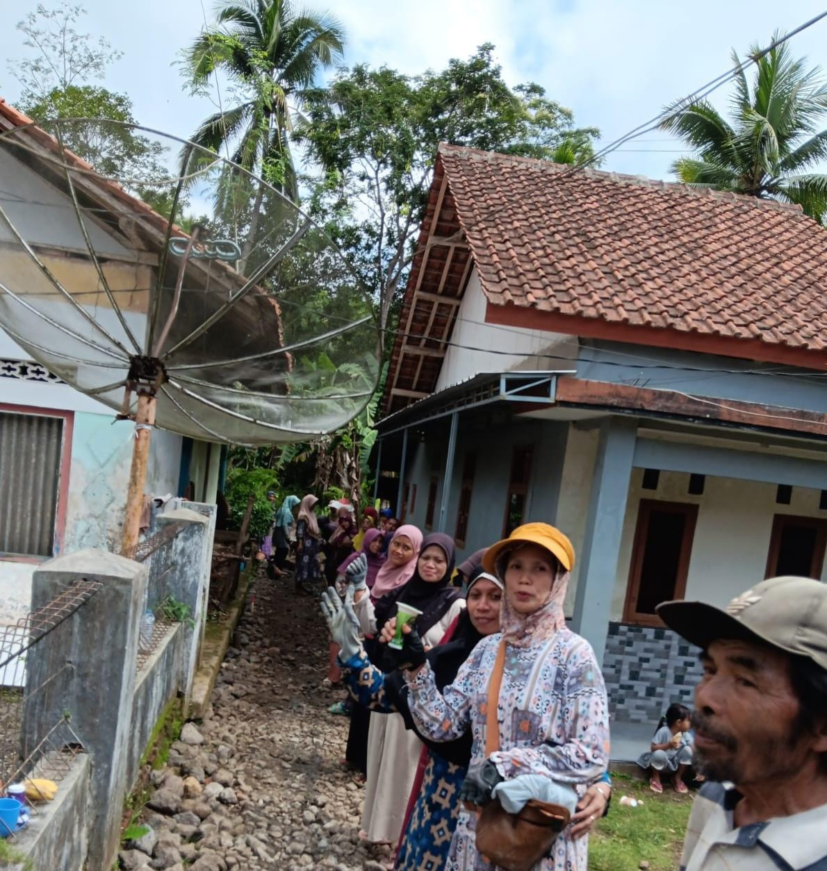 ibu ibu warga kedusunan cibungur antusias bergotong royong dalam pembangunan  jalan setapak