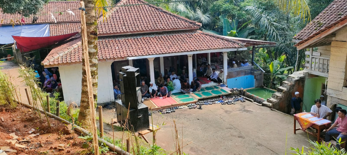 suasana saat pertemuan alim ulama sedesa sarimukti di kampung Pasirmadang dusun Pasirsabeulah