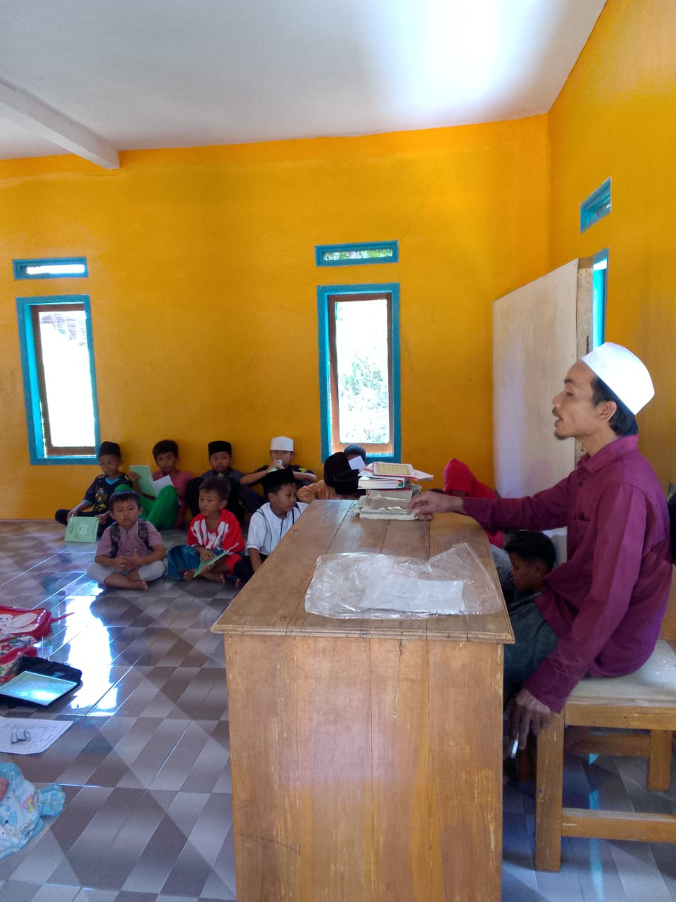 Kegiatan belajar mengajar di madrasah Diniyah Al Irsyad kampung Ciseuti