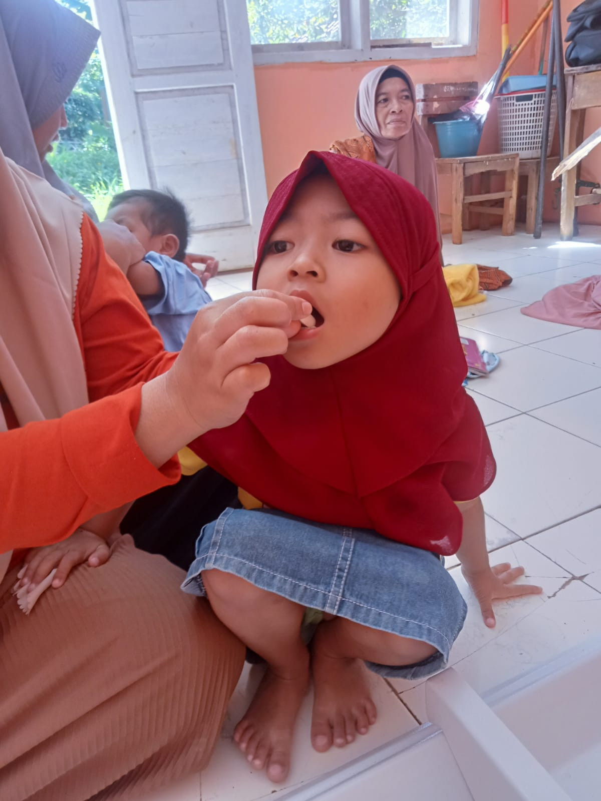 Pemberian obat cacing di Posyandu MAWAR I Dusun Kiaralawang