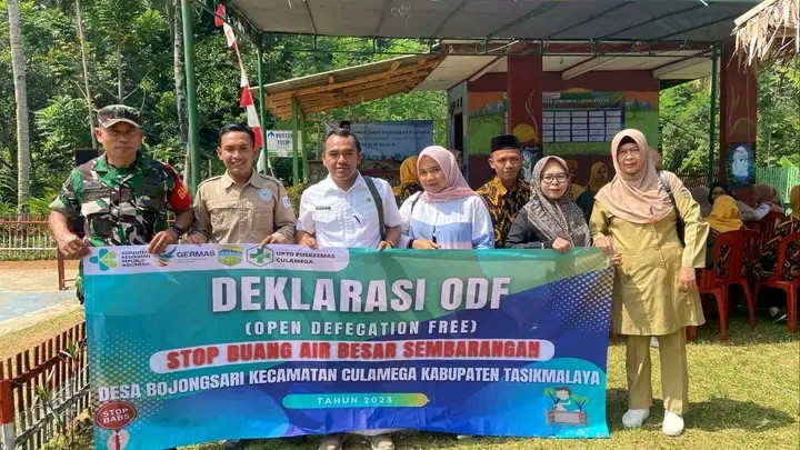 Tim kesehatan dan bapak Kuwu desa Bojongsari beserta jajaran nya