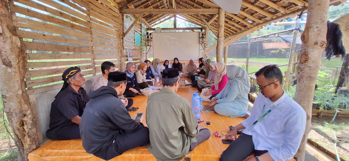 pertemuan rutin pengurus kp.kb dengan kordinator kb kec.rajapolah