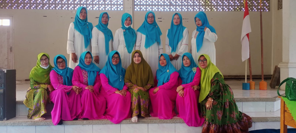 foto bersama ibu ibu qosidah dalam rangka pengajian bulanan desa