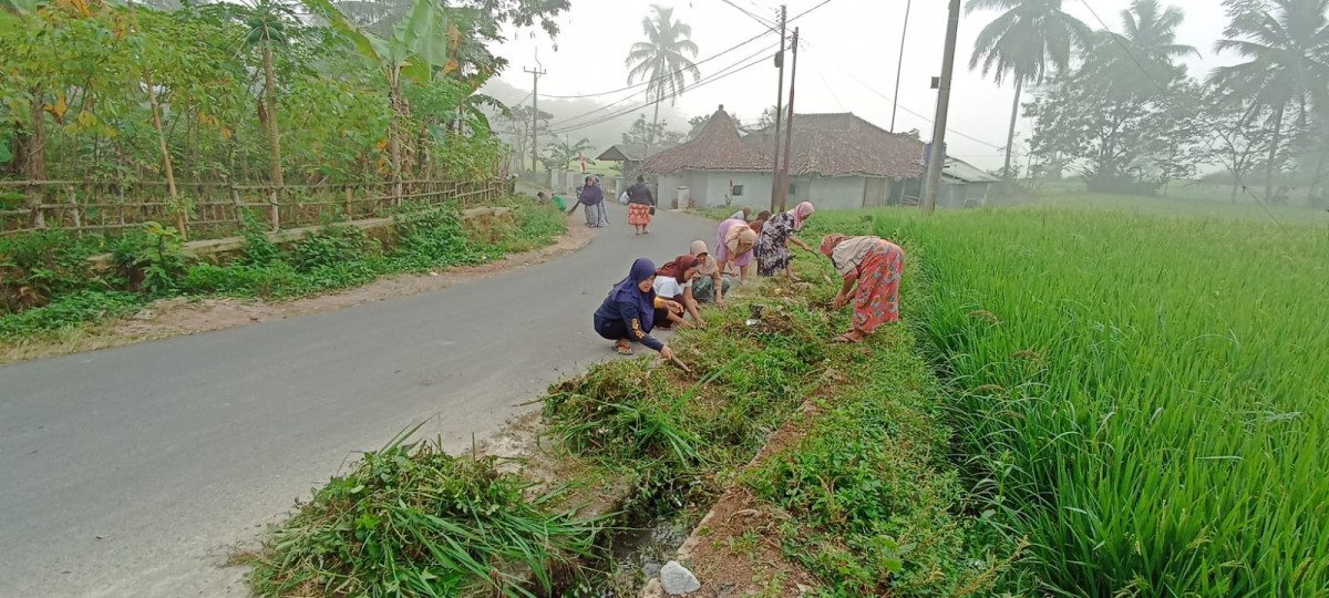 Kegiatan Gotong Royong bersih bersih lingkungan