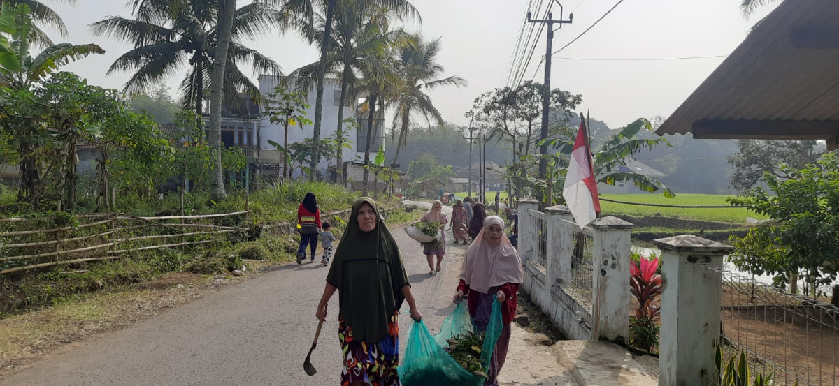 Kegiatan Gotong royong membersihkan jalan lingkungan