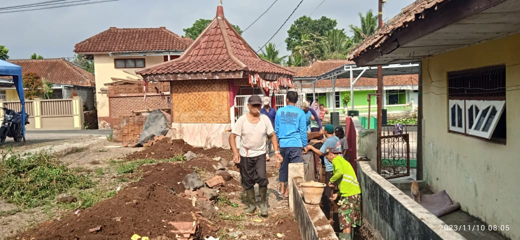 November, Kegiatan gotong royong memberishkan selokan di kp.Tonjong