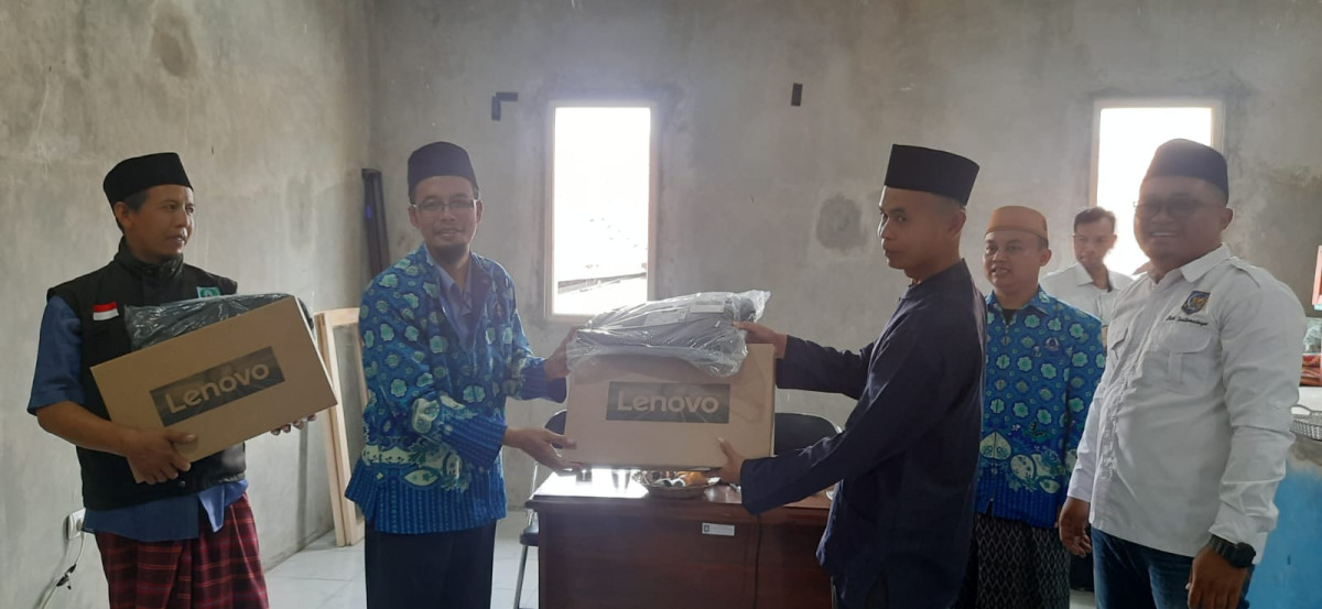 Desember, Penyaluran Bantuan Laptop pada guru Diniyah di Desa sindangraja