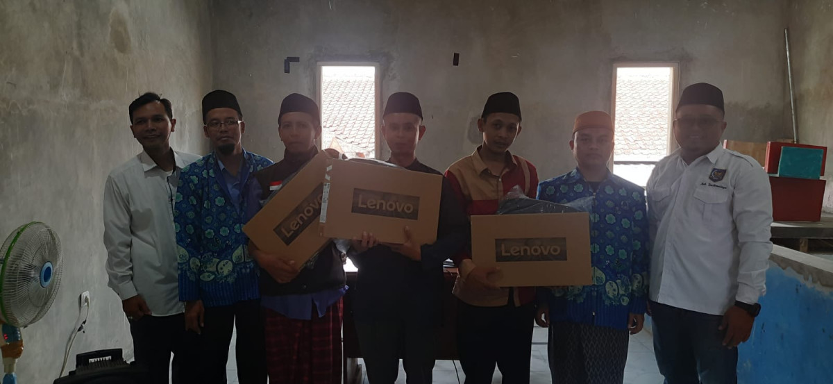 penyerahan bantuan laptop pada guru diniyah desa sindangraja