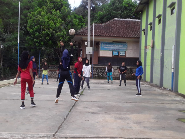 Pertandingan Volley Persahabatan dengan Desa Bangbayang