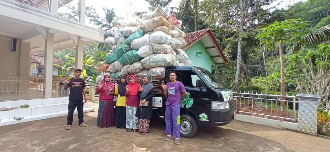 Penjemputan Sampah oleh Bank Sampah Ciamis di Bank Sampah Sugema di Dusun Panimbang