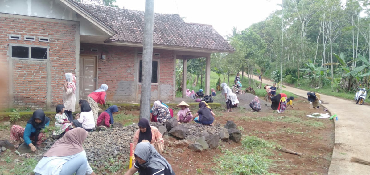 KEBERSIHAN LINGKUNGAN BALE DUSUN CIPELAH