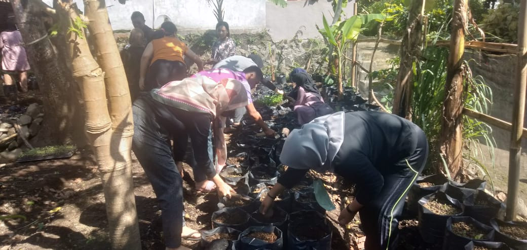 Pemberdayaan ekonomi Keluarga melalui kegiatan Kelompok Tani wanita (KWT)