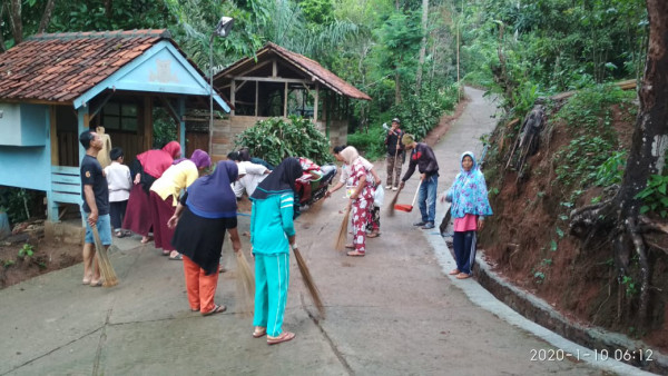 Kegiatan JUMSIH warga Dusun Cipeundeuy